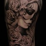 A muertos tetoválás # 870 a minta érdekes változata, amely sikeresen használható a tetoválás átalakítására és felhelyezésére a karra, mint muertos