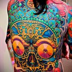 A 465 -ös muertos tetoválás a minta érdekes változata, amely jól használható a muertos ujjú tetoválás módosításához és alkalmazásához