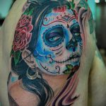 443 -as számú muertos tetoválás - a minta egyedi változata, amely sikeresen használható változtatásra és maszk felhelyezésére muertos tetoválásként
