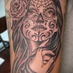 A 279 -es számú muertos tetoválás a minta klassz változata, amely sikeresen használható a maszkok átalakítására és felhelyezésére muertos tetoválásként