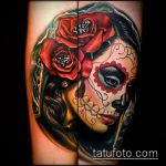 A 910 -es számú muertos tetoválás a minta klassz változata, amely könnyen használható felülvizsgálathoz és alkalmazáshoz, mint egy santa muerte tetoválás