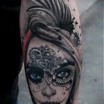 A muertos tetoválás # 558 a minta klassz változata, amely sikeresen használható az alkar tetoválásának átalakítására és alkalmazására, mint muertos