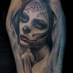 A muertos tetoválás # 916 egy rajz klassz változata, amely sikeresen használható a véglegesítéshez és a santa muerte tetováláshoz