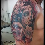 A muertos tetoválás # 785 a minta klassz változata, amely sikeresen használható a tetoválás finomítására és felhelyezésére a karra, mint muertos