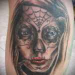 A muertos tetoválás # 985 a minta klassz változata, amely sikeresen használható muertos tetoválásként történő átalakításra és alkalmazásra