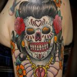 A muertos tetoválás # 345 a minta hűvös változata, amelyet sikeresen lehet használni muertos ujjú tetoválásként