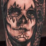 A 900 -as számú muertos tetoválás a minta méltó változata, amely könnyen felhasználható a santa muerte tetoválás átalakítására és alkalmazására