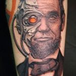 A 244 -es számú steampunk tetoválás a minta méltó változata, amely sikeresen használható revízióhoz és alkalmazáshoz, mint steampunk tetoválás az egész karon