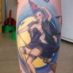 fotó a 872 -es boszorkány tetoválásról - a minta hűvös változata, amely sikeresen használható átalakítására és boszorkány tetoválásként történő alkalmazására a karon