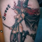 fotó a 409 -es boszorkánytetoválásról - a minta hűvös változata, amely sikeresen használható felülvizsgálatra és alkalmazásra, mint egy boszorkány tetoválása a seprűnyél arccal előre