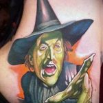 fotó a boszorkány tetoválásról # 843 - a rajz hűvös változata, amely sikeresen használható revízióhoz és alkalmazáshoz, mint egy boszorkány tetoválása a seprűnyél felé