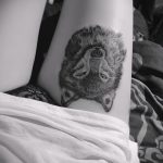 fotó a farkas tetoválásról №84 - a minta érdekes változata, amely sikeresen használható a farkas és a rózsa tetoválásaként történő átalakítására és alkalmazására