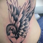 fotó a veréb tetoválás 209 -es számáról - a minta egyedi változata, amely sikeresen használható változtatásra és tetoválásként egy veréb nyakán történő alkalmazására