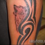 fénykép egy üvöltő farkas tetoválásról, 965. sz. - a minta hűvös változata, amely sikeresen használható a tetoválás átalakítására és alkalmazására, mint a holdon üvöltő farkas