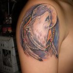 fotó egy üvöltő farkas tetoválás 720 -as számáról - a minta hűvös változata, amely sikeresen használható finomításra és üvöltő farkas tetoválásként történő alkalmazására a lapockán