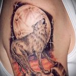 fénykép egy üvöltő farkas tetoválásról, 303. szám - a minta hűvös változata, amely sikeresen használható változtatásra és rajzra, mint a holdon üvöltő farkas tetoválása