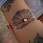 kagyló gyöngy tetoválással 2