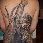 Ciekawa wersja gotowego tatuażu żyrafy - rysunek nadaje się do tatuażu żyrafy na żyrafie ruketata na palcu