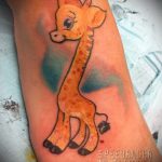 Fajny przykład istniejącego tatuażu żyrafy - rysunek nadaje się do tatuażu żyrafy w okularach