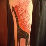 Wersja testowa gotowego tatuażu żyrafy - rysunek nadaje się do tatuażu żyrafy na nodze