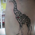Ciekawa wersja istniejącego tatuażu żyrafy - rysunek nadaje się do tatuażu żyrafy na żyrafie ruketata na palcu
