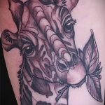 Ciekawa wersja gotowego tatuażu żyrafy - rysunek nadaje się do tatuażu żyrafy na plecach