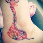 Fajny przykład wykonanego tatuażu żyrafy - rysunek nadaje się do tatuażu żyrafy na żyrafie na palcu