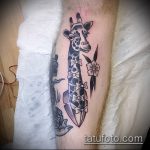 Oryginalny przykład wytatuowanej żyrafy - rysunek nadaje się do tatuażu żyrafa mała żyrafa tatuaż mono kolor