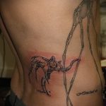 Fajny przykład wytatuowanej żyrafy - rysunek nadaje się do akwareli tatuażowej żyrafy