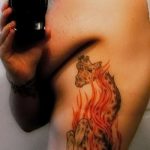 Fajny przykład wytatuowanej żyrafy - rysunek nadaje się do tatuażu żyrafy na plecach