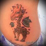 Oryginalny przykład ukończonego tatuażu żyrafy - rysunek nadaje się do tatuażu o geometrii żyrafy