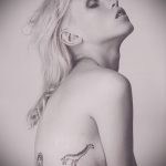 Fajny przykład istniejącego tatuażu żyrafy - rysunek nadaje się do tatuażu żyrafy na rekinie