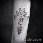 Fajny przykład wytatuowanej żyrafy - rysunek nadaje się do tatuażu żyrafy na rekinie