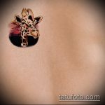 Unikalny przykład gotowego tatuażu żyrafy - rysunek nadaje się do tatuażu żyrafy na żyrafie ruketata na palcu