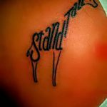 Fajna wersja wytatuowanej żyrafy - rysunek nadaje się do tatuażu żyrafy na przedramieniu