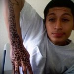 Ciekawa wersja wykonanego tatuażu żyrafy - rysunek nadaje się do tatuażu żyrafy mały tatuaż żyrafa monochromatyczny