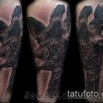 Fajny przykład gotowego tatuażu żyrafy - rysunek nadaje się do tatuażu geometrii żyrafy