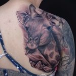 Unikalny przykład zastosowanego tatuażu żyrafa - rysunek nadaje się do tatuażu żyrafy na żyrafie ruketata na palcu