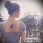 Ciekawy przykład istniejącego tatuażu żyrafy - rysunek nadaje się do tatuażu żyrafy na plecach