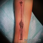 Fajny przykład wytatuowanej żyrafy - rysunek nadaje się do tatuażu żyrafy na przedramieniu