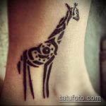 Ciekawy przykład wytatuowanej żyrafy - rysunek nadaje się do tatuażu żyrafa mały tatuaż żyrafa monochromatyczny