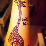 Oryginalna wersja istniejącego tatuażu żyrafy - rysunek nadaje się do tatuażu żyrafy na nodze