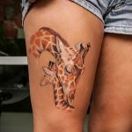 Fajny przykład wytatuowanej żyrafy - rysunek nadaje się do tatuażu żyrafy na żyrafie na palcu