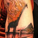 Oryginalny przykład gotowego tatuażu żyrafy - rysunek nadaje się do tatuażu żyrafy w okularach