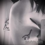 Fajna wersja wytatuowanej żyrafy - rysunek nadaje się do tatuażu żyrafa mała żyrafa tatuaż mono kolor