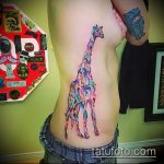 Fajny przykład istniejącego tatuażu żyrafy - rysunek nadaje się do tatuażu żyrafy na rekinie