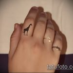 Unikalny przykład wytatuowanej żyrafy - rysunek nadaje się do tatuażu żyrafy na plecach