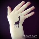 Ważna wersja wykonanego tatuażu żyrafy - rysunek nadaje się do tatuażu żyrafy w okularach