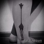 Fajna wersja istniejącego tatuażu żyrafy - rysunek nadaje się do tatuażu żyrafy na przedramieniu