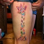 Unikalna wersja wytatuowanej żyrafy - rysunek nadaje się do tatuażu żyrafy na rekinie